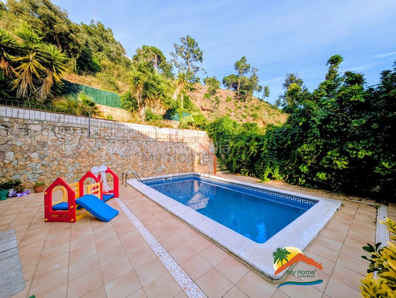 Foto 8951b3df-f7c2-401f-ab49-e55c11898de4. Casa amb calefacció aparcament piscina a Canyelles Lloret de Mar