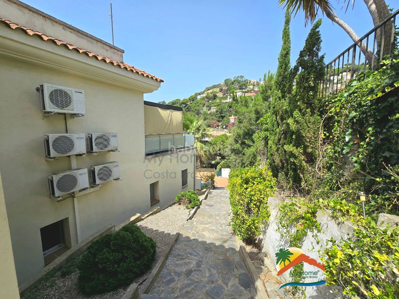 Foto 50eb6222-611a-4d75-91a1-b3e8a9feb6ec. Casa amb calefacció aparcament piscina a Serra Brava Lloret de Mar