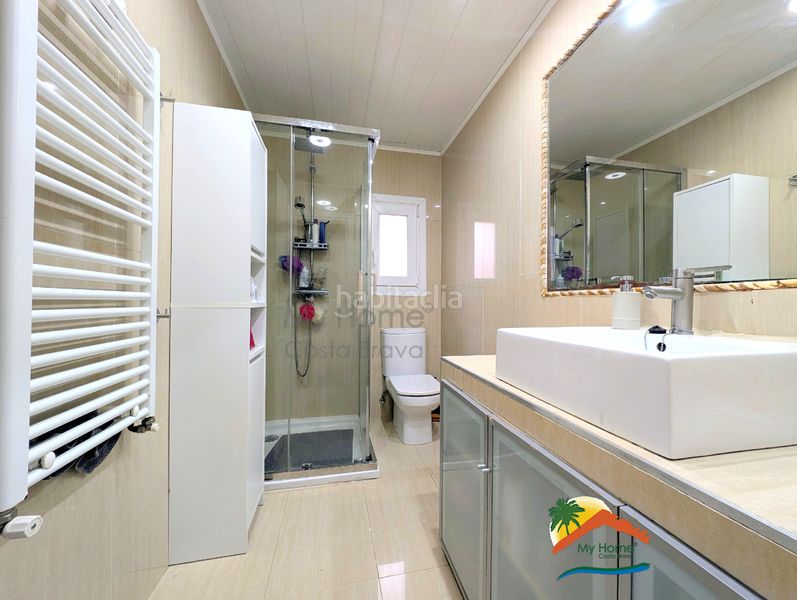 Foto 4927a6a3-69f5-4bad-96dd-5e7bfa7f1eb8. Casa amb calefacció aparcament piscina a Roca Grossa Lloret de Mar