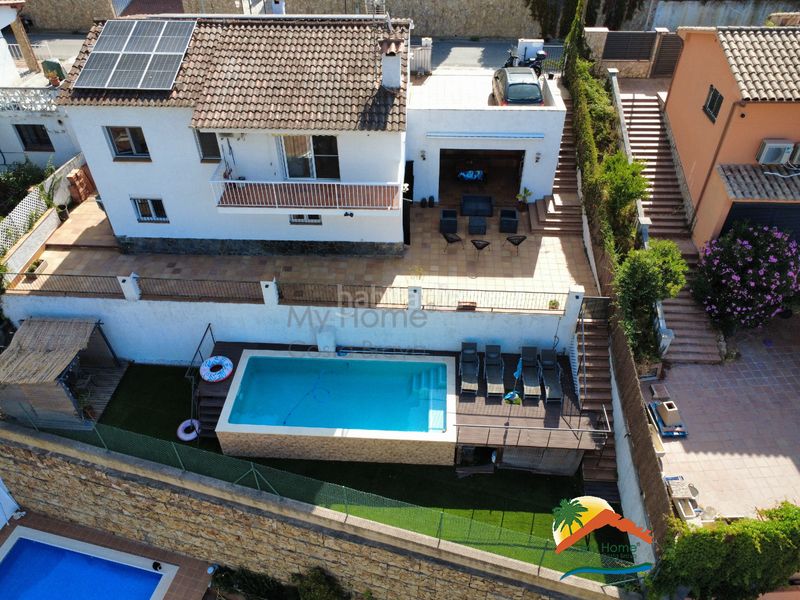 Foto eacdf1c1-55d5-4c42-bd08-8bdc66e11bb0. Casa amb calefacció aparcament piscina a Roca Grossa Lloret de Mar
