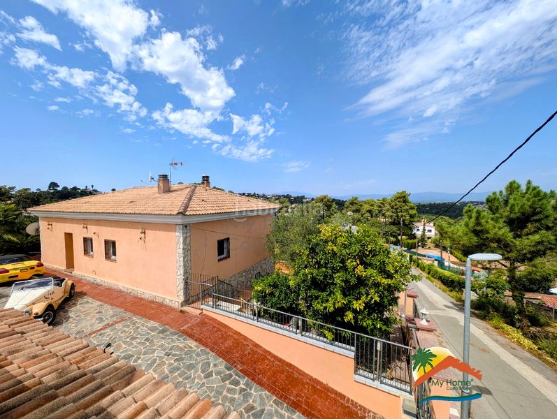 Foto 575b50c2-e00d-46e7-ad83-d2562873de31. Casa amb xemeneia calefacció aparcament piscina a Lloret de Mar