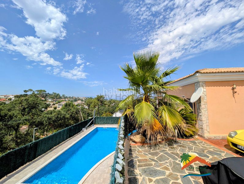 Foto 5e2a4686-abde-42d8-bac8-b96e12297969. Casa amb xemeneia calefacció aparcament piscina a Lloret de Mar