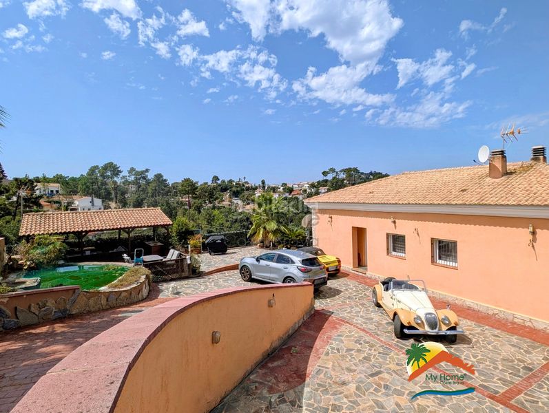 Foto 9600e00f-f161-41e8-b360-036eca2d752f. Casa amb xemeneia calefacció aparcament piscina a Lloret de Mar