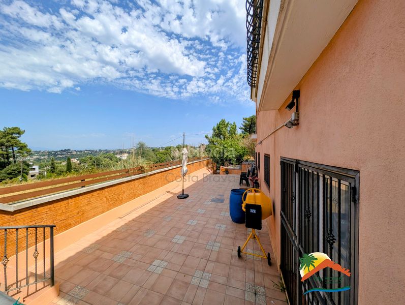 Foto 9bf95d29-44dc-4e0b-a009-2a6df439d1f6. Casa amb xemeneia calefacció aparcament piscina a Lloret de Mar