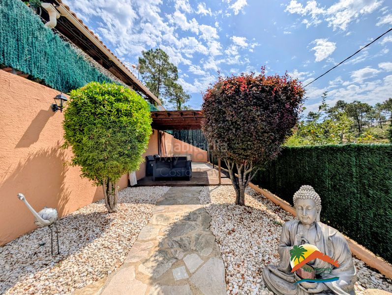 Foto a907d6c0-3e73-430e-861b-0cda48f83f58. Casa amb xemeneia calefacció aparcament piscina a Lloret de Mar