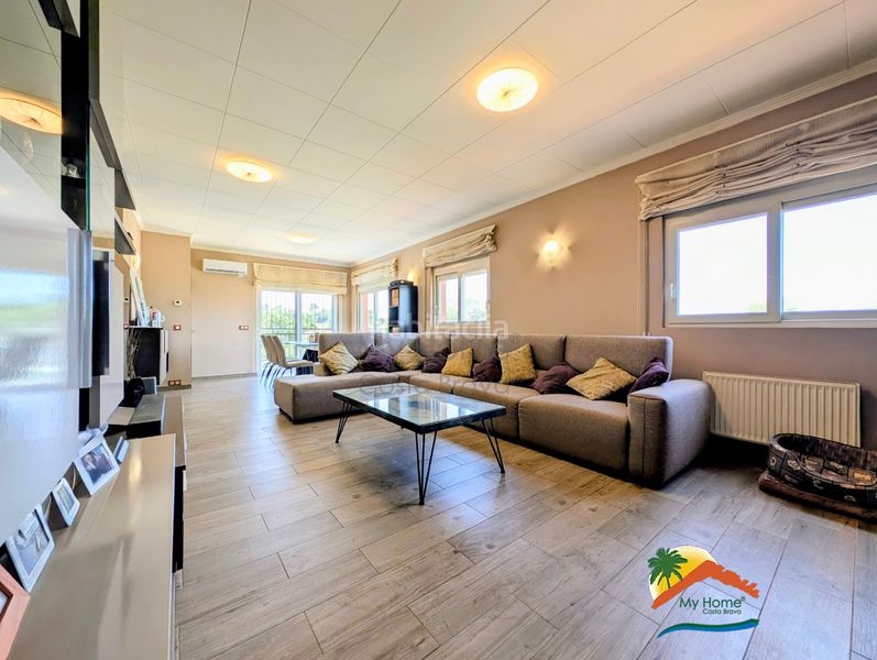 Foto b10f65a9-6aa2-42a8-9c9c-cef5ebd898dc. Casa amb xemeneia calefacció aparcament piscina a Lloret de Mar