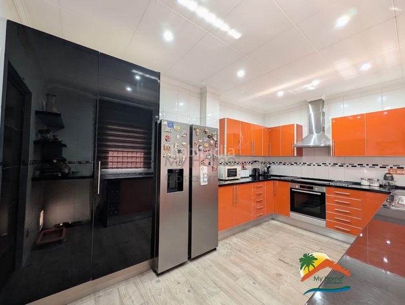Foto c800b26f-df98-4a09-884d-ce4411c32f3e. Casa amb xemeneia calefacció aparcament piscina a Lloret de Mar
