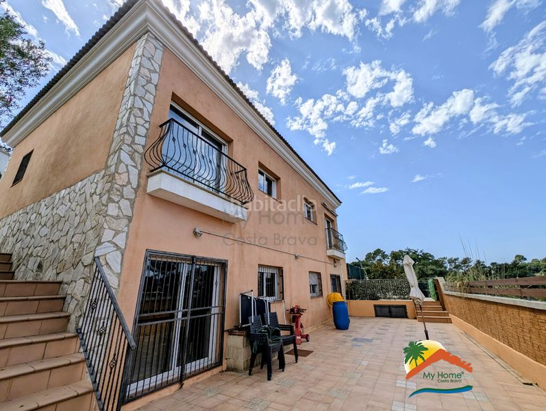 Foto e220e16f-fdc3-4bd3-87e5-d1f6463b07a1. Casa amb xemeneia calefacció aparcament piscina a Lloret de Mar