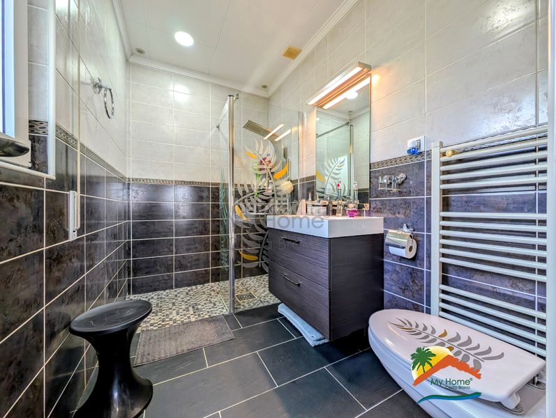 Foto f6052543-f376-4443-b65e-6853606e4581. Casa amb xemeneia calefacció aparcament piscina a Lloret de Mar