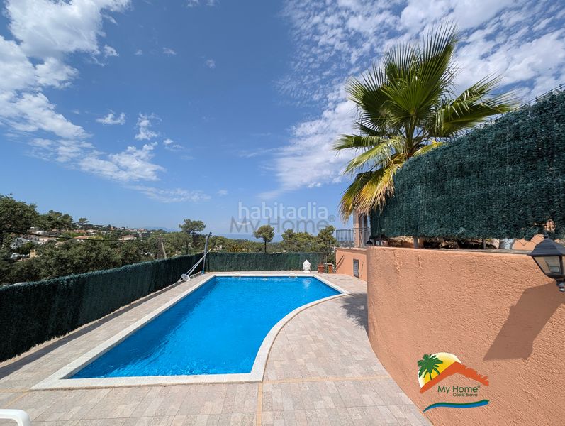 Foto f9d619a9-e431-4c4f-a4ea-8c86c8271326. Casa amb xemeneia calefacció aparcament piscina a Lloret de Mar
