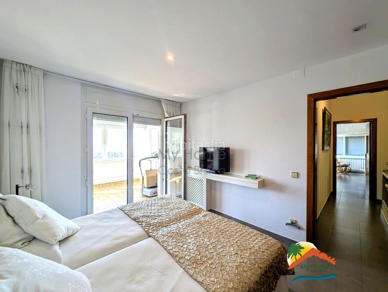Foto 7c18fbed-f5a0-40e5-8222-6a4b5d1ae2e9. Casa amb xemeneia calefacció aparcament a Roca Grossa Lloret de Mar