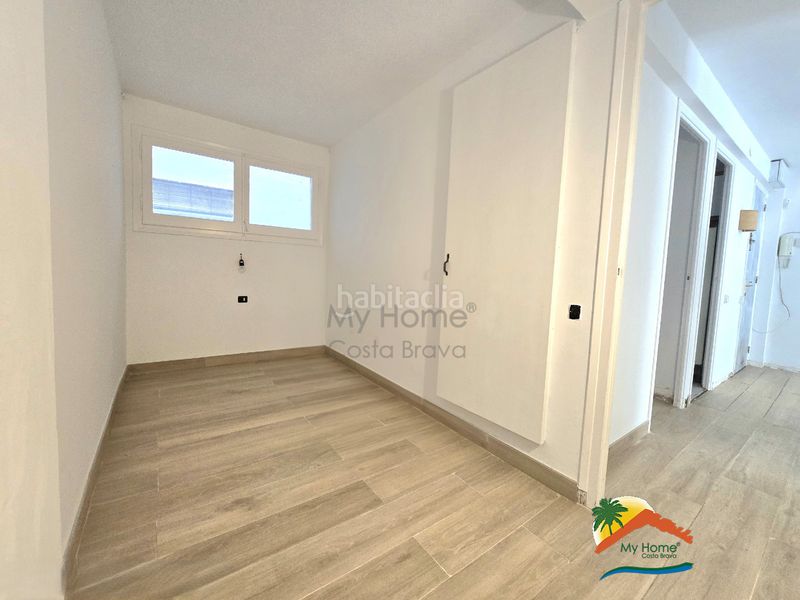 Foto b1a298a5-d3c8-4a7d-9c5f-2ea68154b11a. Pis amb xemeneia a Centre Lloret de Mar