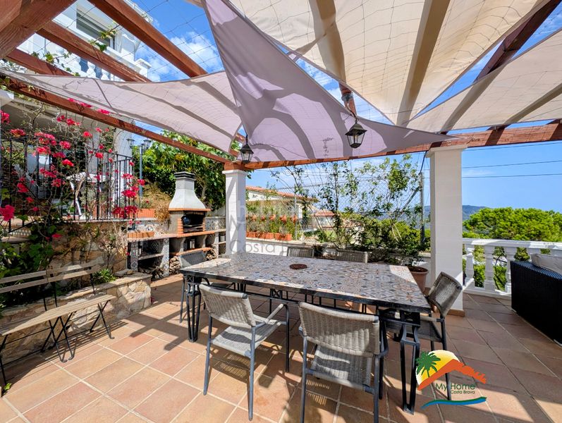 Foto 98428fe3-216f-448f-a783-994fe53d4ff2. Casa amb xemeneia calefacció aparcament piscina a Lloret de Mar