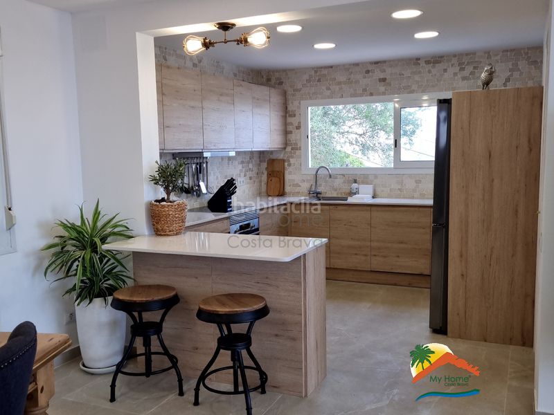 Foto a902d9d1-747c-4ff0-b1bc-6a76492aed39. Casa amb xemeneia calefacció aparcament piscina a Lloret de Mar