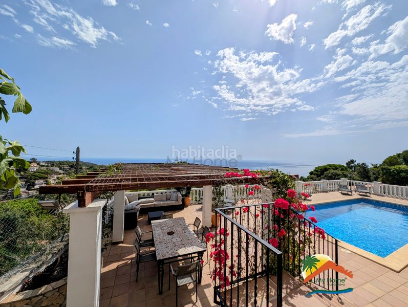Foto a9ea5f7c-ca8d-4508-a201-26e682ed28ed. Casa amb xemeneia calefacció aparcament piscina a Lloret de Mar