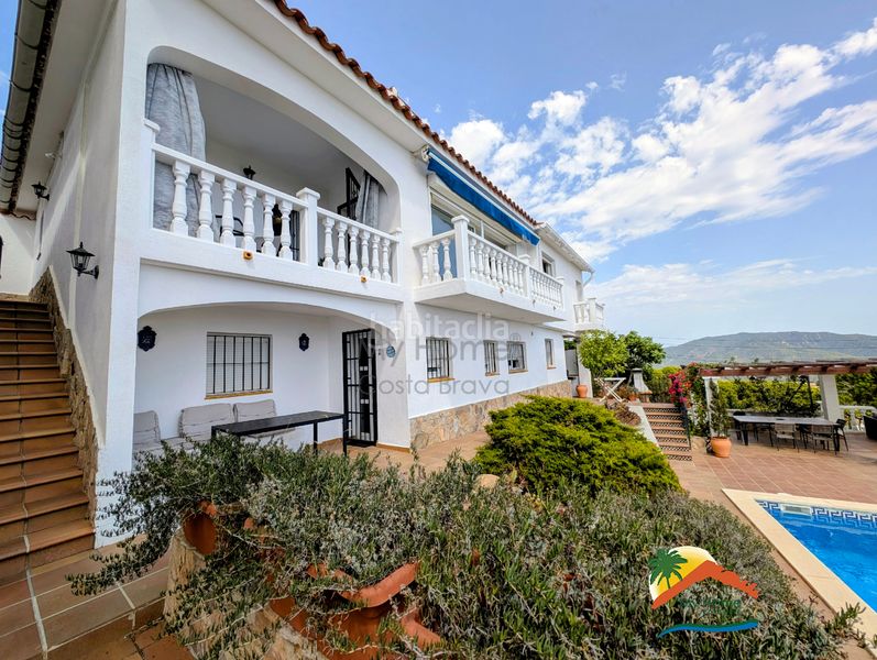 Foto c5a7ebe9-303f-49fa-bb29-5a06f69f36d1. Casa amb xemeneia calefacció aparcament piscina a Lloret de Mar