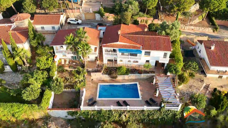 Foto e7a6b085-f7ba-4a82-8dc6-d83f02eeda9a. Casa amb xemeneia calefacció aparcament piscina a Lloret de Mar