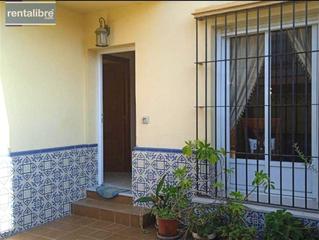 Casa a schiera in Las Palmeras-Dehesilla. Fantastico unifamiliar con patios y terraza