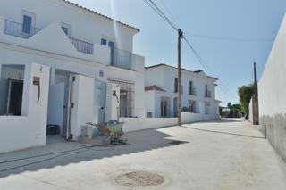 Casa aparellada a V Centenario-Piletas-Capuchinos. Empiece a disfrutar desde el principio!!