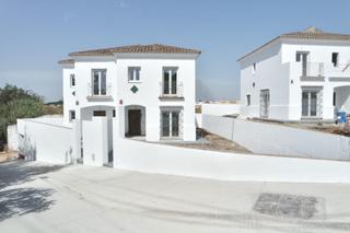 Casa aparellada a V Centenario-Piletas-Capuchinos. Increible pero cierto!!.  estrénala.  más económica que de segun