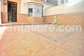Casa adossada a El Rocío - La Milagrosa. Adosado de vpo en la marquesa, zona este