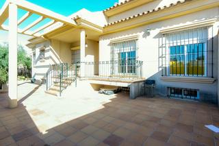 Casa bifamiliare in Caballero Bonald-S. José Obrero-Guadalcacín. Pareado en jerez de la fra.  zona hipercor  avd. caballero bonal