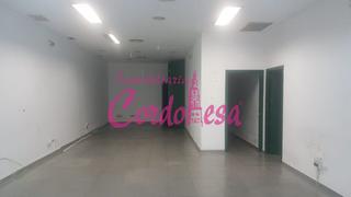 Location Local commercial à Sta. Marina - San Andrés - San Pablo - San Lorenzo. Local junto al ayuntamiento!!!