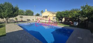 Chalet in Carlota (La). Oportunidad única parcela de 1260 m2 con dos casas y piscina en
