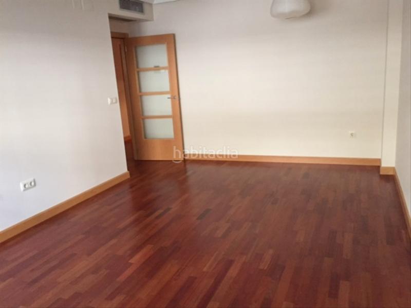 Foto dda1d20e-0869-48f8-8719-fc140079ee9e. Piso excelente piso con garaje y trastero junto al vial en Córdoba