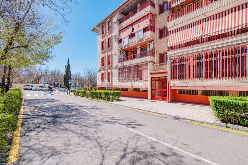 Foto d5e3d4f1-43d1-47fa-a8d6-1dbb23ac2fad. Pis amb aparcament a parque nueva Granada Granada