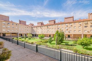 Pis a Joaquina Eguaras. Piso en venta en granada