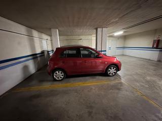 Aparcament cotxe a Santa Rosa - Valdeolleros. Plaza de garaje junto al vial