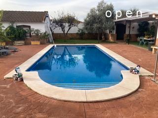 Xalet a El Higuerón. Chalet con piscina en la zona del aeropuerto