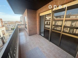 Rent Flat in Centro. Exclusivo piso en zona colón con garaje y trastero