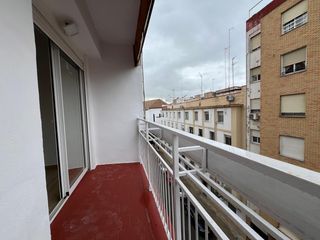 Pis en Ciudad Jard�n - Zoco. Piso reformado en avenida medina azahara