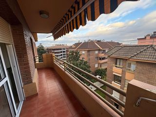 Rent Flat in El Brillante -El Naranjo - El Tablero. Piso exterior en zona camping