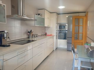 Appartement à Ollerías - San Cayetano. Magnifico piso en zona centro con piscina, cochera y trastero.