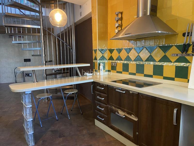 Foto 2c8aa04d-1869-481d-8feb-7b0e0d05f870. Piso original vivienda en plaza de la iglesia junto a la calahorra en Córdoba