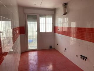 Maison jumelée à Villarrubia. Casa adosada en villarrubia. cuatro dormitorios. dos baños y ase