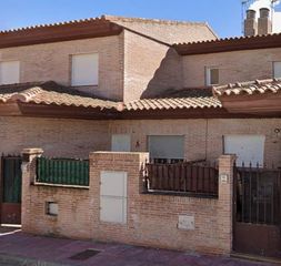 Chalet  Zarzamora. Vivienda unifamiliar adosada en hormigos, situada en la zona de
