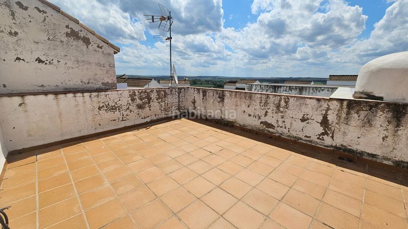 Foto 0ede2d28-5bd4-427a-b0e4-ca585aac391e. Casa adosada adosado con vistas al castillo y piscina comunitaria en Almodóvar del Río