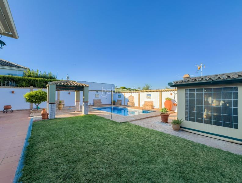 Foto c6108bc7-a24b-45c3-b714-90835d2ff40e. Xalet amb aparcament piscina a Espartinas pueblo Espartinas