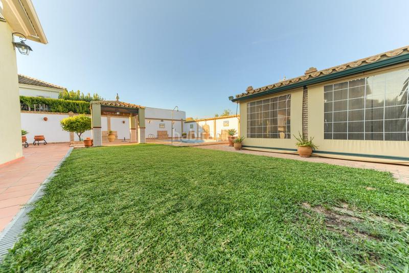 Foto e8687028-2e2e-428a-a95f-057e2613537b. Xalet amb aparcament piscina a Espartinas pueblo Espartinas