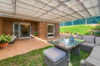 Appartement à Avenida filosofia de la 13. Exclusivo bajo con jardín privado en la mejor urbanización del n
