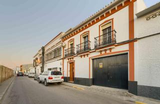 Casa a Calle de la luna 47. Vive el encanto de benacazón en pleno centro del pueblo