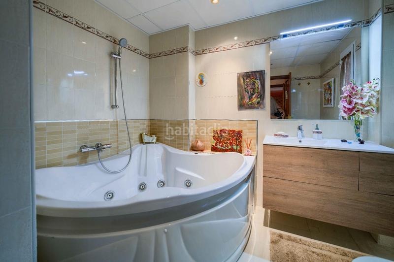 Foto 0f1dcea8-15c1-4892-90bf-cc0c3d2df1fb. Casa aparellada amb aparcament piscina a Loreto Espartinas