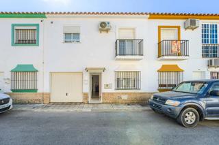 Casa adossada  Calle garria. Tu nuevo hogar en el corazón del aljarafe