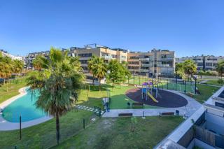 Appartamento in Avenida avenida de europa, 6 6. Piso luminoso con terraza, piscina y garaje a 5 minutos de sevil