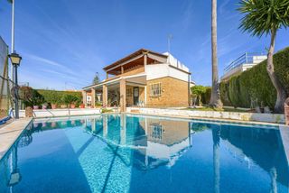 Chalet  Calle ramal de villanueva. Vivir en montaraz chalet con piscina y pista de tenis propia
