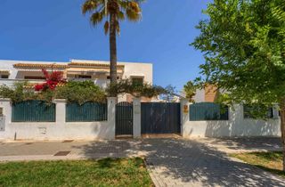 Chalet  Avenida del faro 8. Haz realidad tu sueño con esta magnífica vivienda cerca del mar
